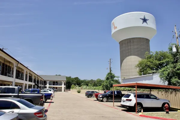 Photo 1 - Executive Inn of Arlington, Near AT&T Stadium