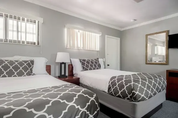 Photo 1 - Warm Private Room in Detroit for Up to 4 w/ Wifi