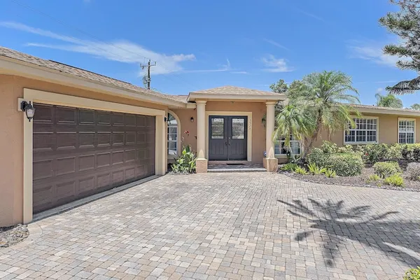 Photo 1 - Paradise Palace 4 Bedroom Home by RedAwning