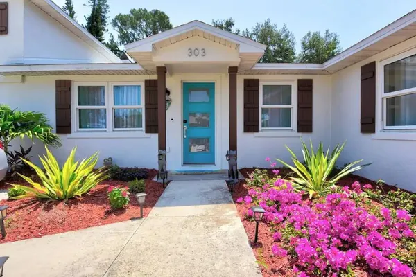 Photo 1 - Paradise Beach House 3 Bedroom Home by Redawning
