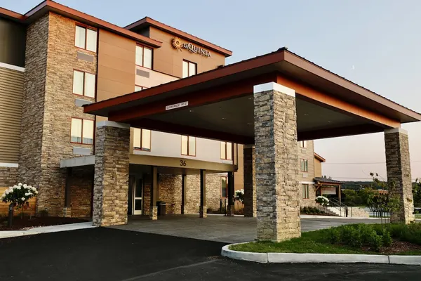 Photo 1 - La Quinta Inn & Suites By Wyndham Williston/Burlington