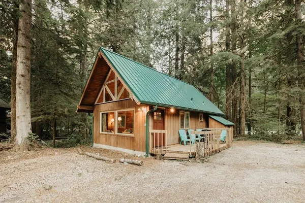 Photo 1 - 24sl - Bbq - Pets Ok - A Couple's Getaway! 2 Bedroom Home by RedAwning