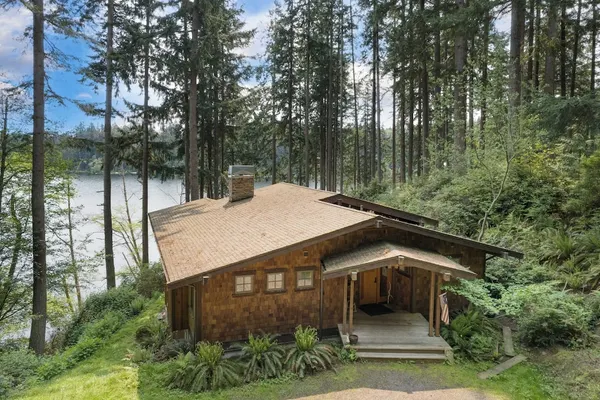 Photo 1 - Goss Lake Chalet by Avantstay Lakefront w/ Dock