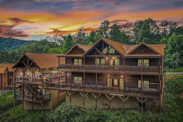 Photo 1 - Smokeys Paradise by Avantstay Sleeps 22 + Pool