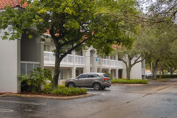 Photo 1 - Studio 6 Coral Springs, FL - Fort  Lauderdale