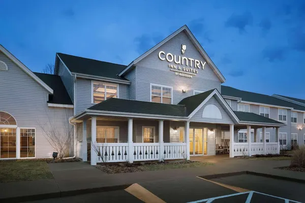 Photo 1 - Country Inn & Suites by Radisson, Grinnell, IA