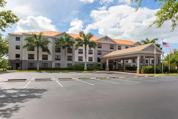 Photo 1 - La Quinta Inn & Suites by Wyndham Bonita Springs Naples N.