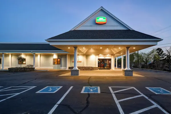 Photo 1 - Courtyard By Marriott Cape Cod Hyannis