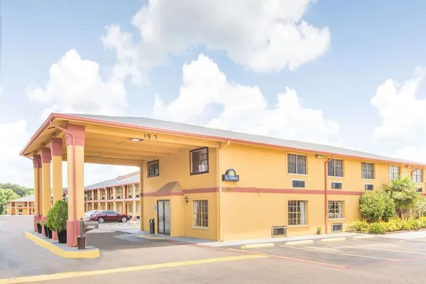 Photo 1 - Days Inn & Suites by Wyndham Marshall