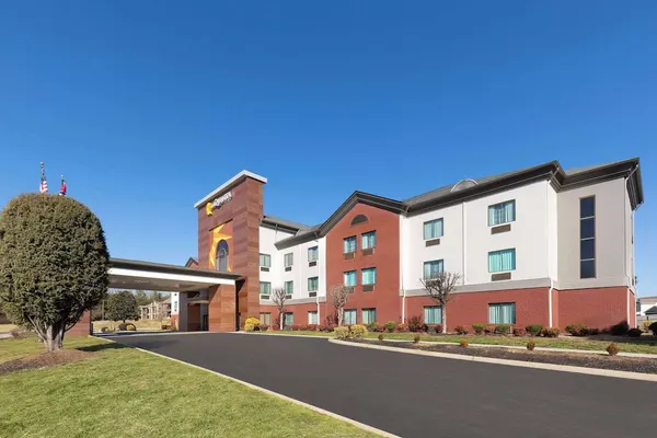 Photo 1 - La Quinta Inn & Suites by Wyndham Loudon
