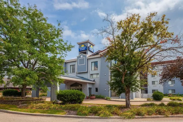 Photo 1 - Days Inn & Suites by Wyndham Arlington Heights
