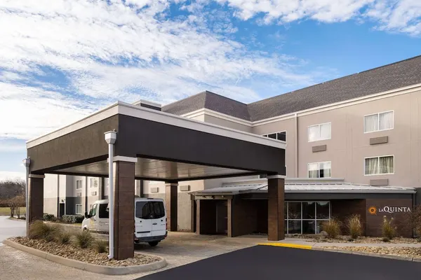 Photo 1 - La Quinta Inn & Suites by Wyndham Knoxville Airport