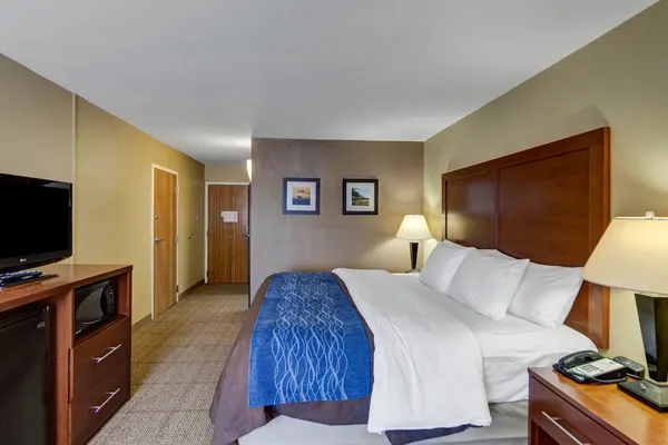 Photo 1 - Deluxe Inn