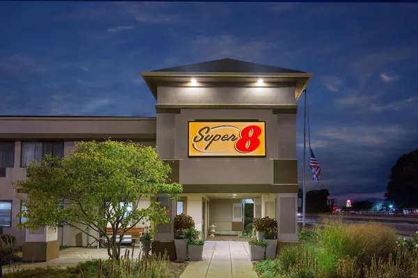 Photo 1 - Super 8 by Wyndham Beloit