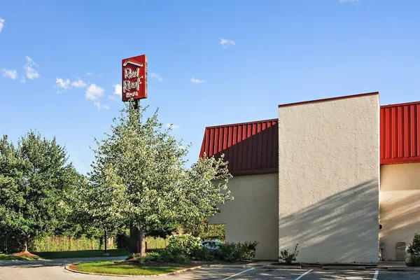 Photo 1 - Red Roof Inn Cleveland Airport-Middleburg Heights