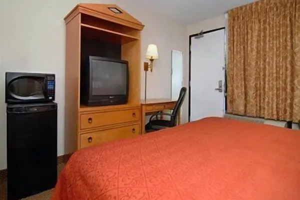 Photo 1 - Travelodge by Wyndham North Charleston