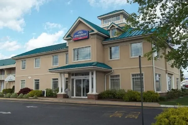 Photo 1 - Howard Johnson Hotel by Wyndham Toms River