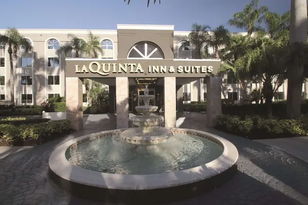 Photo 1 - La Quinta Inn & Suites by Wyndham Coral Springs South