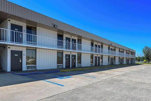Photo 1 - Americas Best Value Inn Hamilton