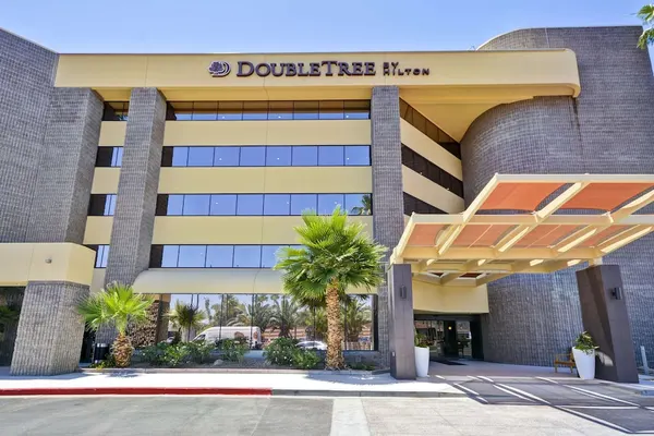 Photo 1 - DoubleTree by Hilton Phoenix North