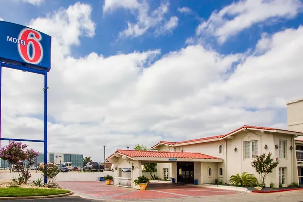 Photo 1 - Motel 6 Austin, TX - Midtown