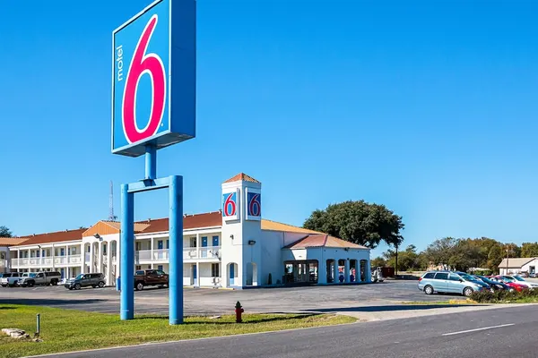 Photo 1 - Motel 6 Round Rock, TX