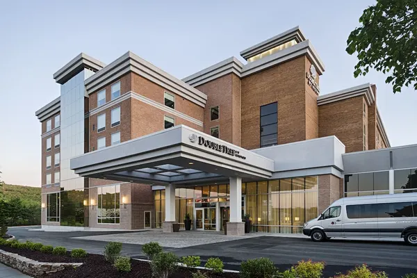Photo 1 - DoubleTree by Hilton Hotel Bristol, Connecticut