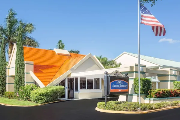 Photo 1 - Howard Johnson by Wyndham Vero Beach / Downtown