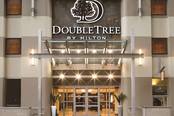 Photo 1 - DoubleTree by Hilton Hotel & Suites Pittsburgh Downtown