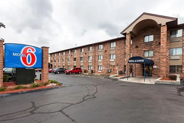 Photo 1 - Motel 6 Milwaukee, WI - Glendale