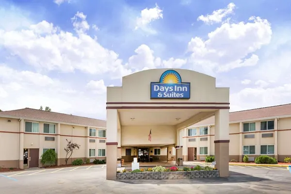 Photo 1 - Days Inn & Suites by Wyndham Bridgeport - Clarksburg