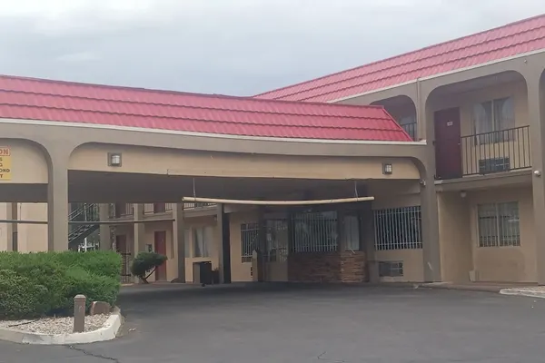 Photo 1 - Tree Inn & Suites Albuquerque.