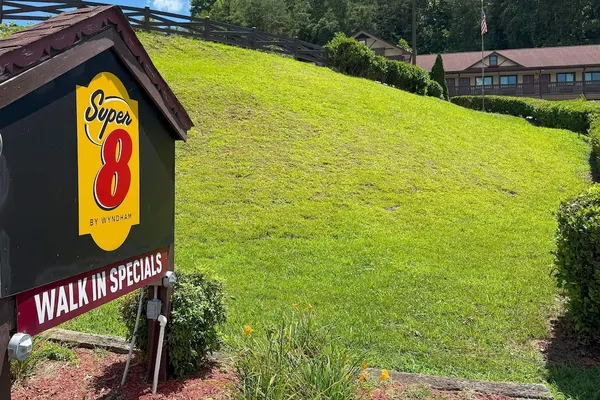 Photo 1 - Super 8 by Wyndham Helen