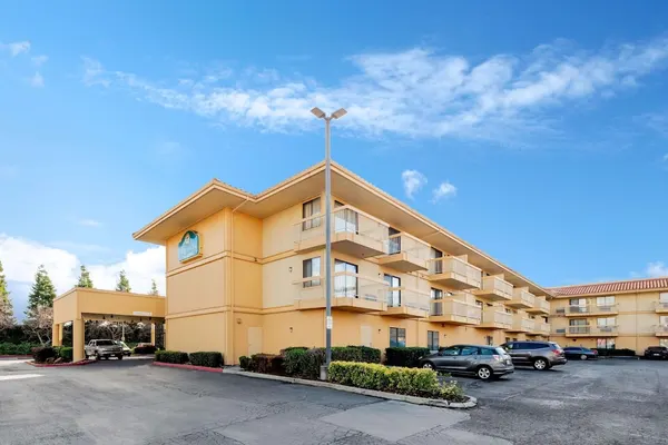 Photo 1 - La Quinta Inn & Suites by Wyndham Oakland - Hayward