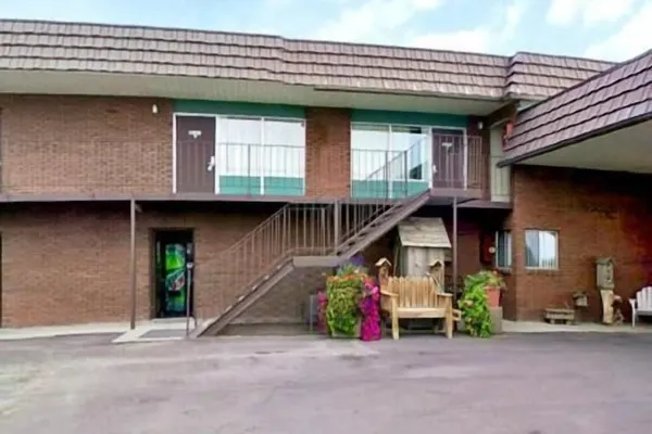 Photo 1 - Americas Best Value Inn Roosevelt Ballard