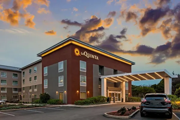 Photo 1 - La Quinta Inn & Suites by Wyndham San Francisco Airport N