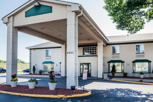 Photo 1 - Quality Inn & Suites Des Moines - Merle Hay Road