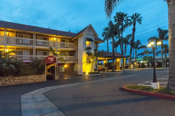 Photo 1 - Ramada by Wyndham Costa Mesa/Newport Beach