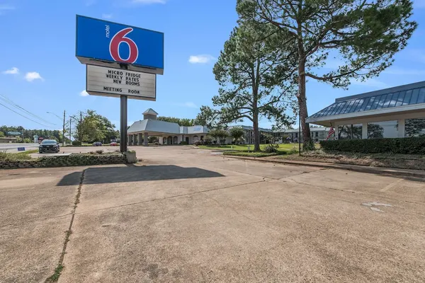 Photo 1 - Motel 6 Kilgore, TX