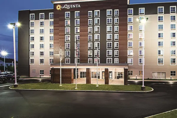 Photo 1 - La Quinta Inn & Suites by Wyndham Cincinnati Sharonville