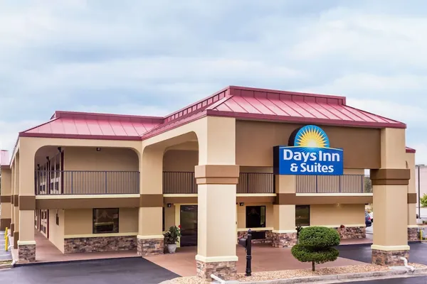 Photo 1 - Days Inn & Suites by Wyndham Warner Robins Near Robins AFB