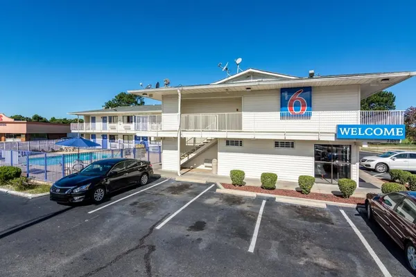 Photo 1 - Motel 6 Lumberton, NC