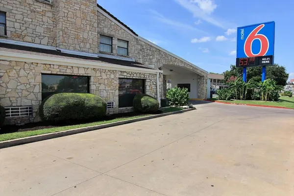 Photo 1 - Motel 6 Austin, TX - Central Downtown UT