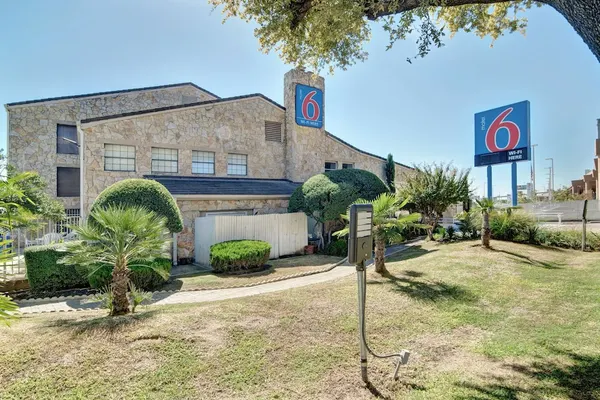 Photo 1 - Motel 6 Dallas, TX - Forest Lane