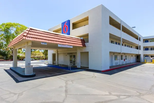 Photo 1 - Motel 6 Tempe, AZ – Phoenix Airport – Priest Dr