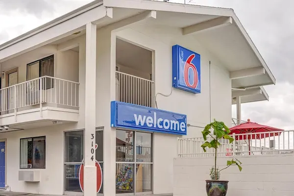 Photo 1 - Motel 6 Portland, OR - Central