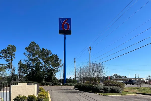 Photo 1 - Motel 6 Hattiesburg, MS