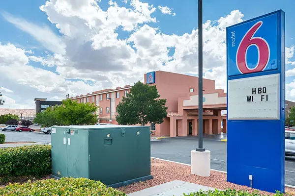 Photo 1 - Motel 6 Page, AZ