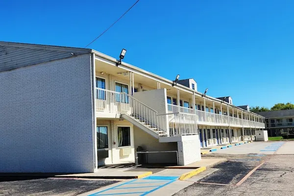 Photo 1 - Motel 6 Webster, TX - Houston - Nasa Lake