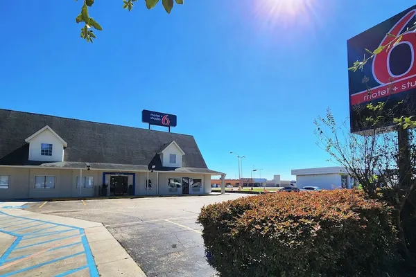 Photo 1 - Motel 6 Webster, TX - Houston - Nasa Lake